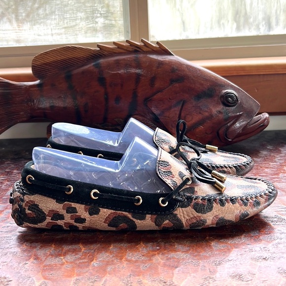 Louis Vuitton Leopard Print Leather and Black Suede Trim Gloria Loafers 👞 - Picture 6 of 16